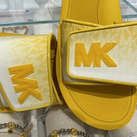 Michael Kors Slide Logo Sandals Palmer Ombré Signature
Daisy Yellow 
NWT - Picture 14 of 16